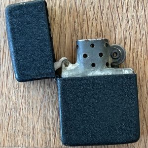 Zippo « Black Crackle » – 1943 – Très rare